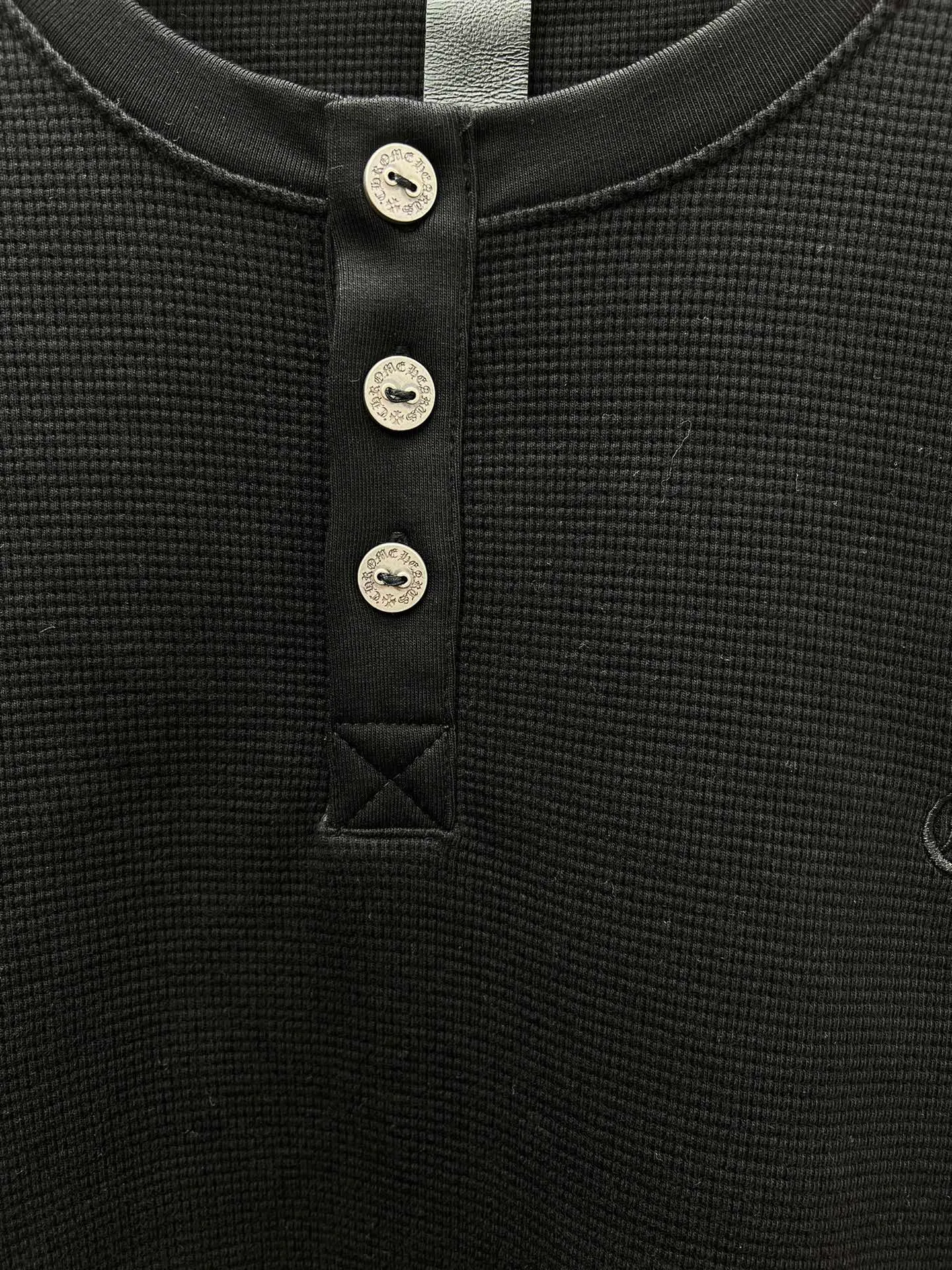 🅿️430 Crow Heart 25SS Sanskrit Henley Collar Waffle Sweatshirt. The fabric is made of 350g cotton waffle double-layer material before washing. Code number: S.M.L